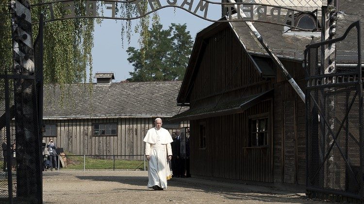 El Papa en Auschwitz.