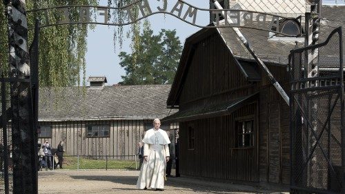 Día de la Memoria: recordando la visita y oración de Francisco en Auschwitz