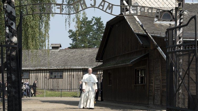아우슈비츠 강제수용소 입구를 통과하는 프란치스코 교황 (2016년 7월)