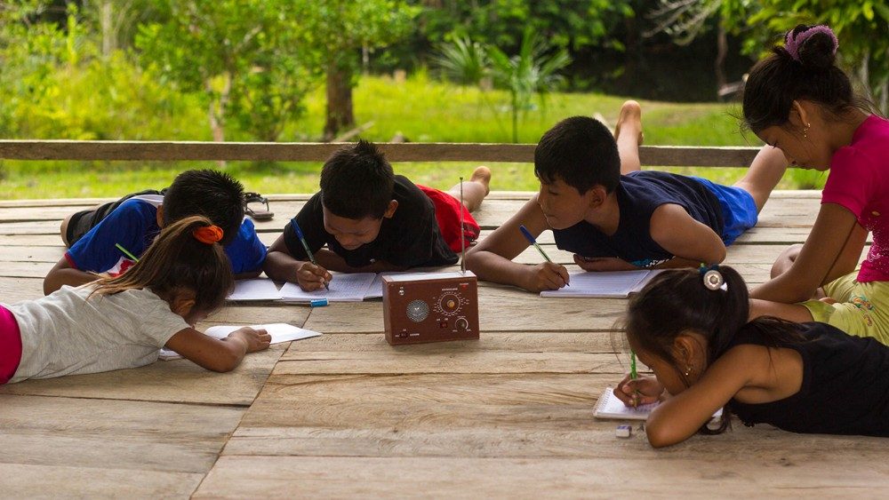 Estudiantes de la Amazonía siguen las clases por radio