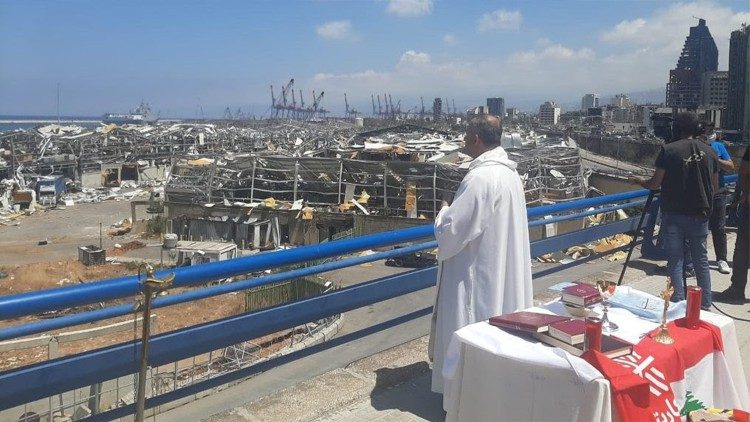 Un immagine della devastazione del porto di Beirut