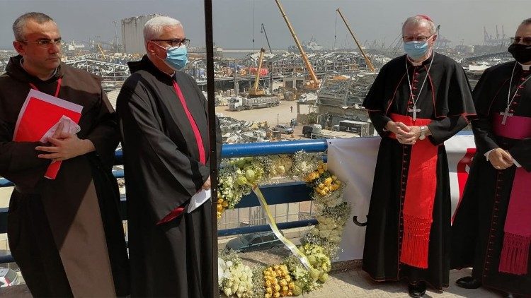 Padre Michel Abboud, presidente di Caritas Libano, ( a sinsitra) al porto di Beirut durante la visita del cardinale Parolin