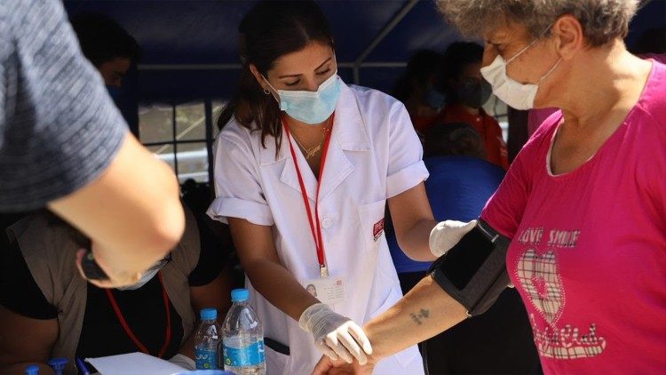 Il primo soccorso di operatori di Caritas Libano dopo l'esplosione al porto di Beirut