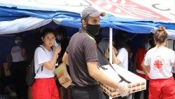 Caritas-Libano-giovani-distribuzione-cibo-solidarieta-cure-dopo-esplosione-agosto-Beirut-3.jpg