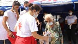 Caritas-Libano-giovani-distribuzione-cibo-solidarieta-cure-dopo-esplosione-agosto-Beirut-a.jpg