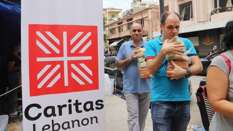 Caritas Libano impegnata nella distribuzione di cibo per chi ha perso la casa nei giorni dell'esplosione del porto di Beirut