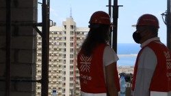 Caritas-libano-giovani-distribuzione-pulizia-case-assistenza-squadra-dopo-esplosione-agost2.jpg