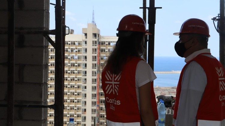 I caschi rossi di Caritas Libano in un'abitazione distrutta dall'esplosione al porto di Beirut