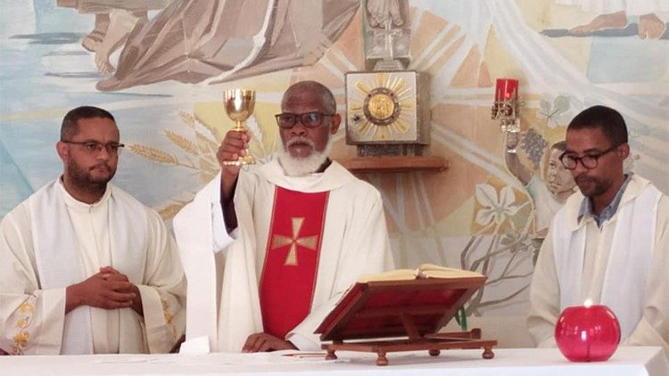 Cabo Verde - Frei Matias Silva, novo  Custódio dos Frades Menores Capuchinhos, celebra a missa
