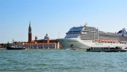 Venezia-grandi-navi-crociera-canale-Piazza-San-Marco.jpg
