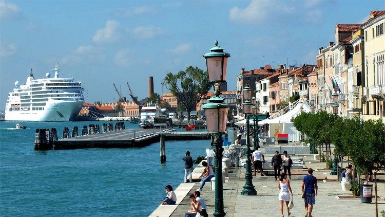 Venezia, grandi navi crociera nel canale Riva degli Schiavoni  