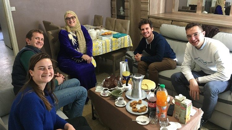 Partage d'un repas chez Fatiha, avec les bénévoles et responsables du Rocher de Marseille. 