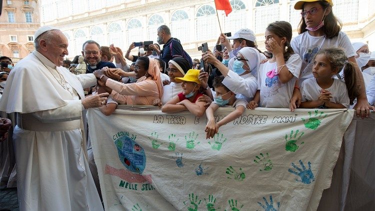 Деца, ангажирани с грижата за Сътворението се срещат с папа Франциск