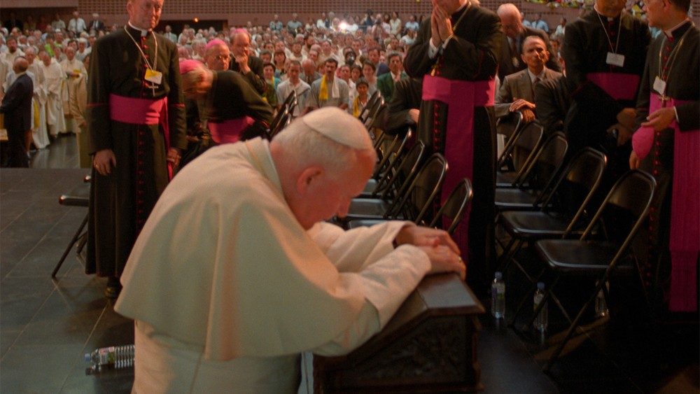 Le Pape Jean-Paul II en visite à la cathédrale d'Évry, le 22 août 1997.