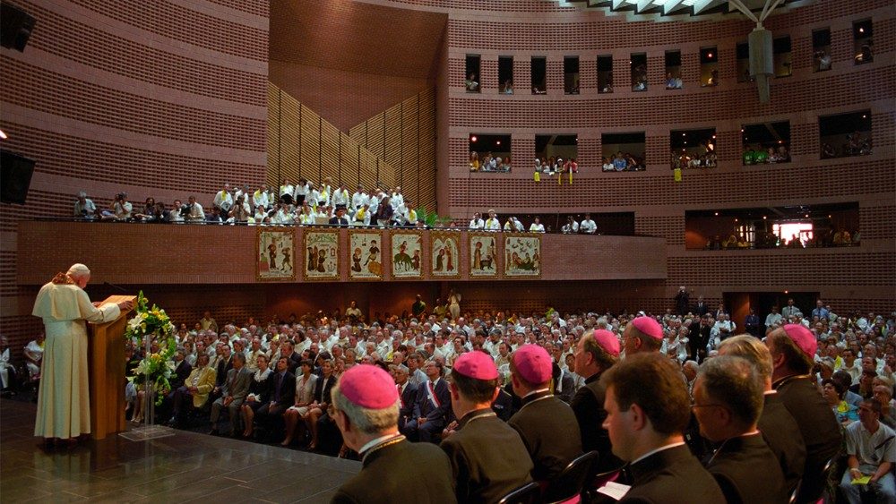 Le Pape Jean-Paul II en visite à la cathédrale d'Évry, le 22 août 1997.