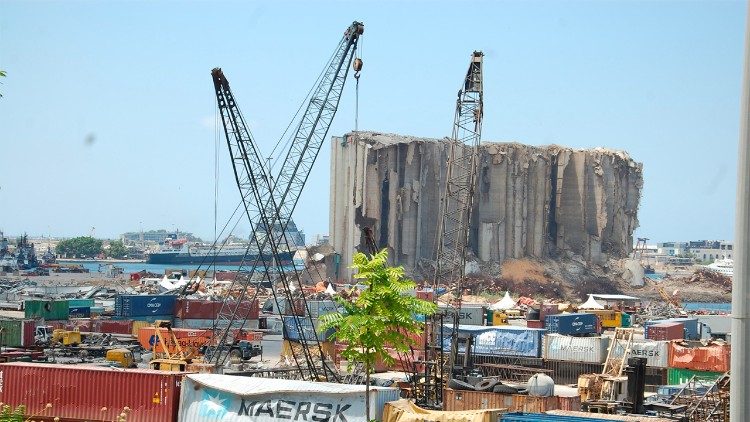 Un'immagine del porto di Beirut, devastato da un incendio il 4 agosto 2020