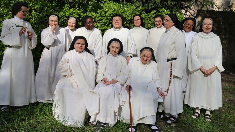 Die Gemeinschaft der Dominikanerinnen von Prouilhe (Sr. Lioba ganz rechts)