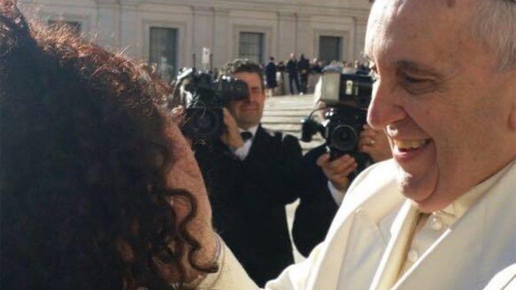 Anna Barbaro con Papa Francesco in piazza San Pietro al termine di un'Udienza Generale del mercoledì