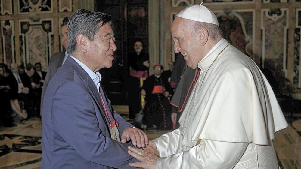 Vicepresidente de CREAS, Humberto Shikiya, con el Papa, en la celebración del 3° Aniversario de Laudato Sí, invitado por el Dicasterio de Promoción para el Desarrollo Humano Integral