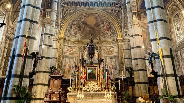 Altare Maggiore del Duomo con l'immagine di Maria