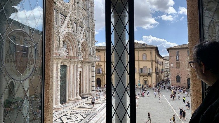 Il cardinale Lojudice, arcivescovo di Siena, dalla finestra del Palio dell'episcopio sulla Piazza del Duomo, dove i vincitori di solito cantano il ringraziamento alla Madonna