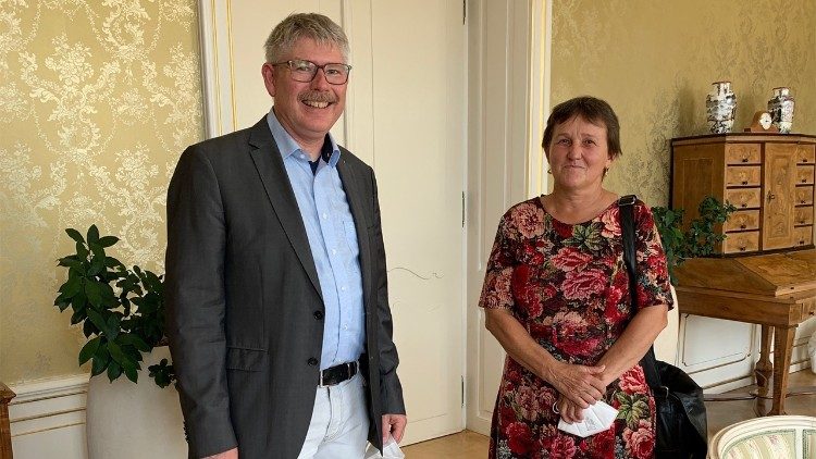 Tlačový tajomník nemeckej nadácie Renovabis Thomas Schumann a Katarína Hulmanová z Fóra kresťanských inštitúcií v Zlatom salóniku Prezidentského paláca v Bratislave