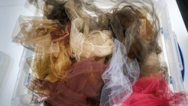 Colored tulle used to line tapestries. Photo: A. Poce © Musei Vaticani