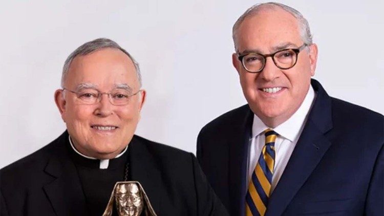 Chaput érsek az Angelica díj első kitüntetettje Michael Warsaw ügyvezető igazgatóval   