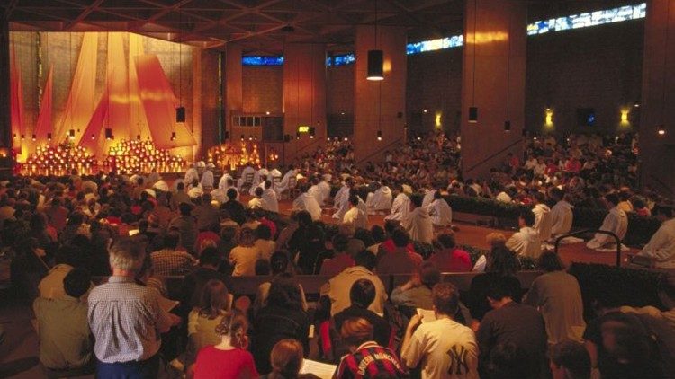 2021. június 19-én még együtt imádkozhattak a fiatalalok a taizéi anyaházban  