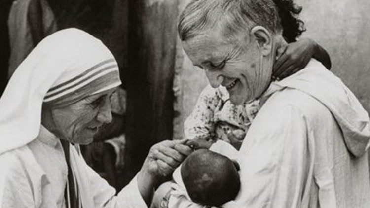 Foto di repertorio: Madre Teresa di Calcutta con Frère Roger Schutz della Comunità ecumenica di Taizé 