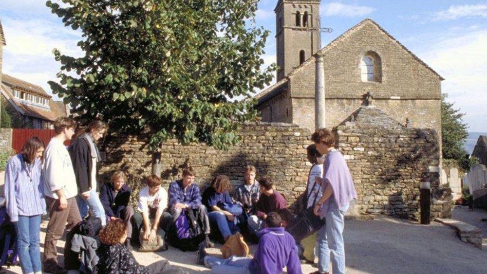 2021.08.19 Comunità ecumenica di Taizé ingresso chiesetta collina Francia giovani