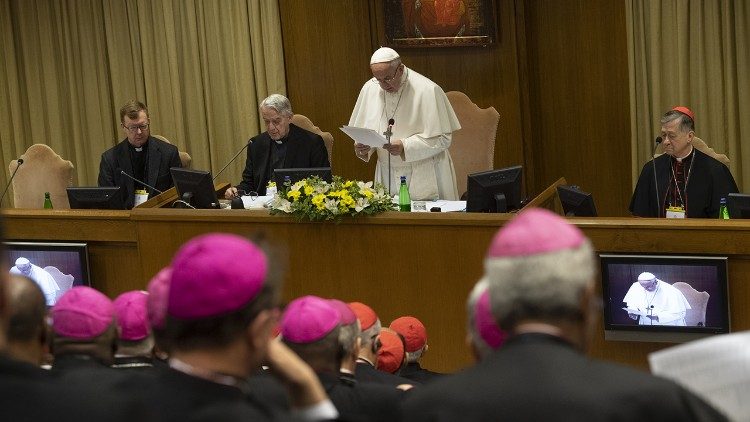 Le père Lombardi auprès du Pape François lors de la rencontre sur la protection des mineurs, du 21 au 24 février 2019.