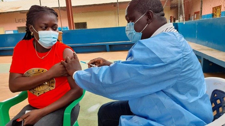 Processo de vacinação em Bissau (Guiné-Bissau)