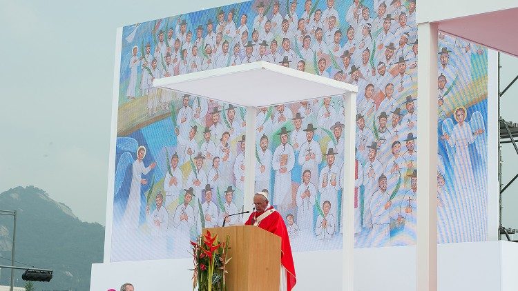 Papa Francesco celebra la messa a Seul per la beatificazione di 124 martiri coreani