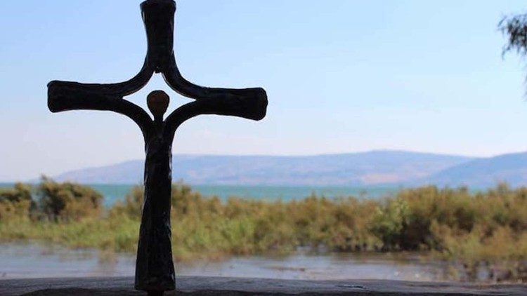 Железен кръст на олтар край Тивериадското езеро