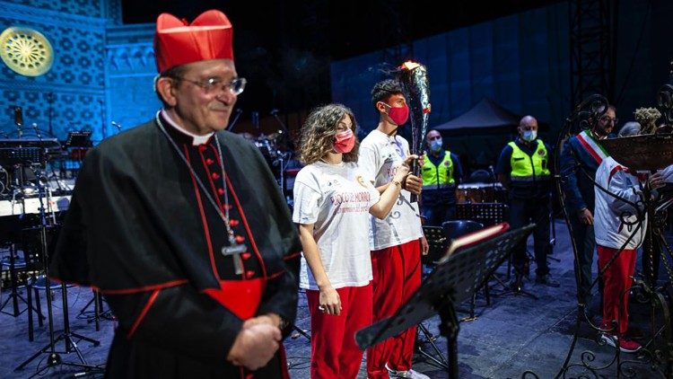 Il cardinale e i giovani durante la cerimonia 