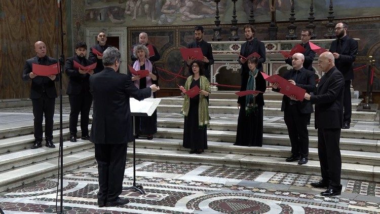 [ Photo Embed: Un momento dell'esecuzione di un mottetto di Josquin in cappella Sistina. Il coro "De labyrintho" è diretta da Walter Testolin]