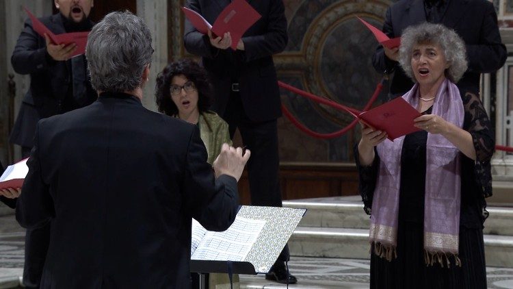 Ancora l'esecuzione di un brano di Josquin in Cappella Sistina. Il coro "De labyrintho" è diretta da Walter Testolin