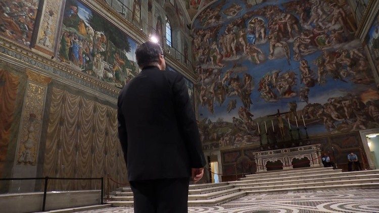 Maestro Marcos Pavan admiring Michelangelo's Last Judgment in the Sistine Chapel
