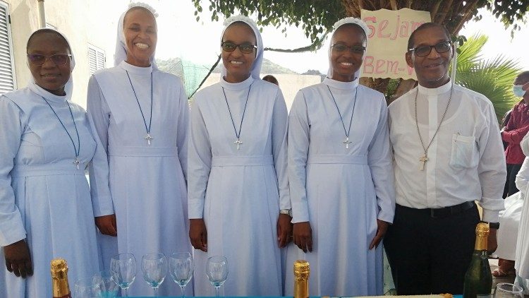 Card. D. Arlindo Gomes Furtado com as Irmãs  Filhas do Sagrado Coração de Maria (Cabo Verde)