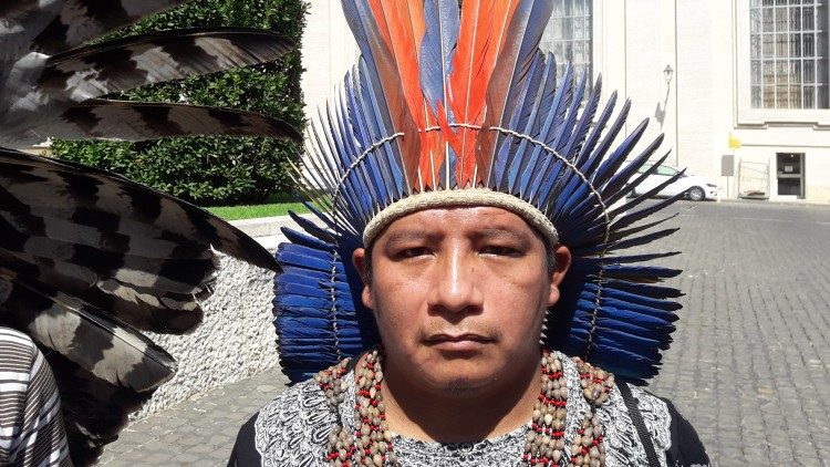 Um dos indígenas brasileiros recebidos pelo Papa