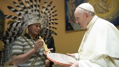 O abraço de Francisco a indígenas brasileiros no Vaticano