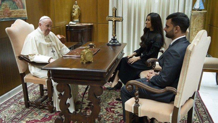 Påven Franciskus tog emot människorättsaktivisten Nadia Murad tillsammans med hennes man 26 augusti 2021
