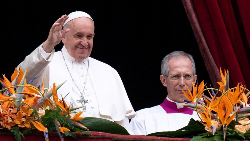 Pápež František s Mons. Guidom Marinim, v už ukončenej službe majstra pápežských liturgických slávení 
