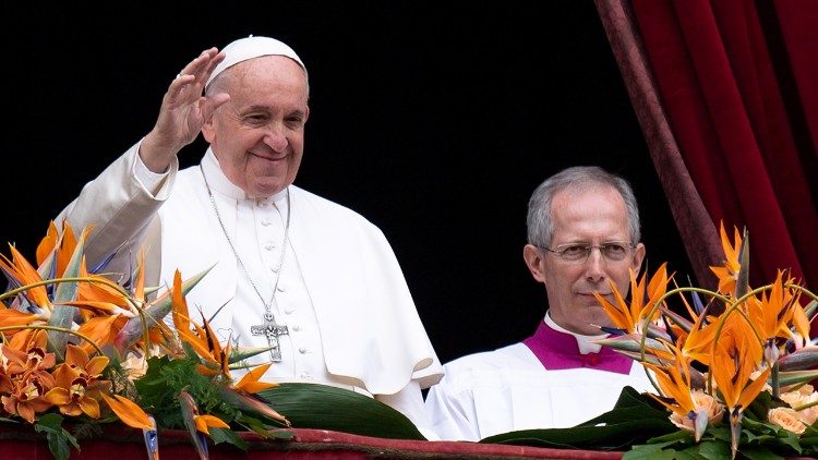 Guido Marini an der Seite von Papst Franziskus auf der Segnungsloggia des Petersdoms