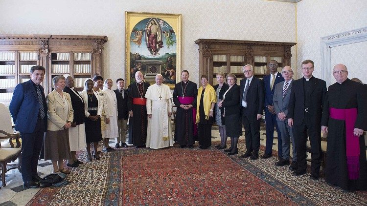 Проф. Сухотска (четвъртата от дясно на папата) с членове на Папската академия за закрила на малолетните