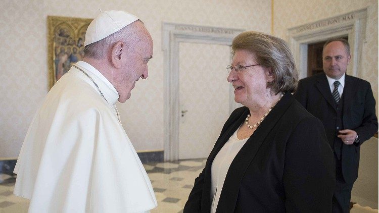 El papa Francisco y la prof. Hanna Suchocka (Archivo)