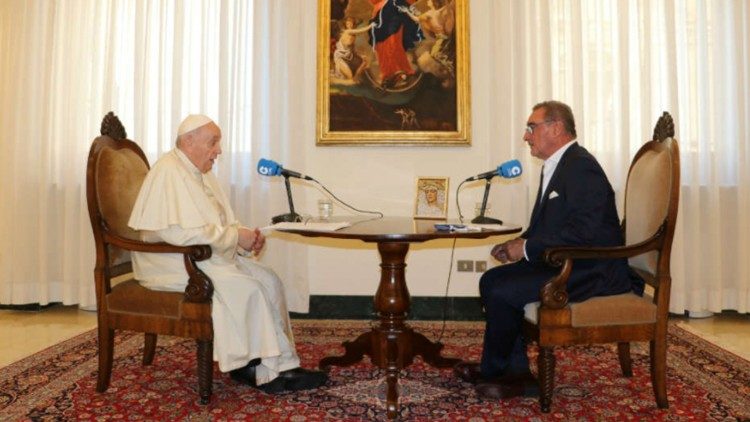Pápež František pri rozhovore s Carlosom Herrerom (28. 8. 2021)