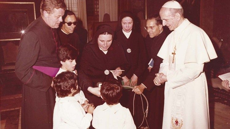 Paolo VI tra i bambini della Terra Santa