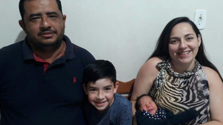 Família completa. Suzilene com o esposo e filhos